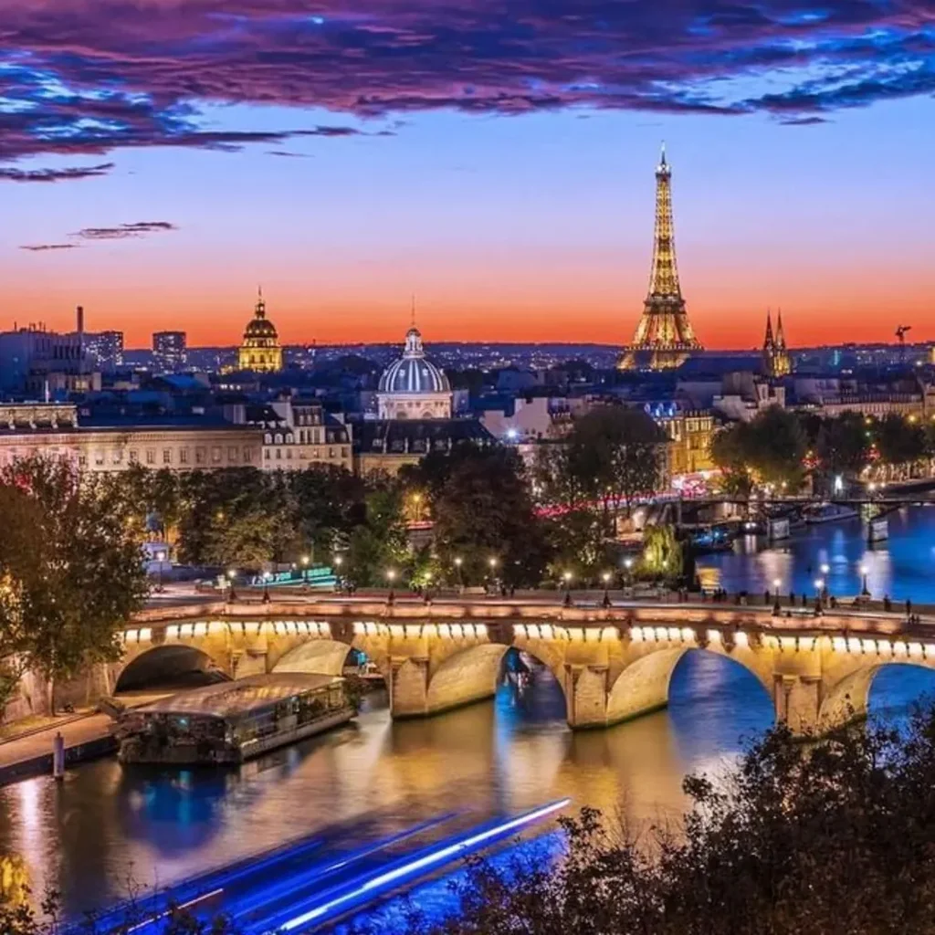 Paris by Night : Plongez vous dans la Magie Nocturne de la Ville de l'Amour